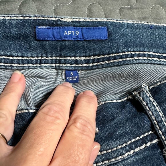 Woman’s jeans. Blue in color size 8 - Picture 3 of 3